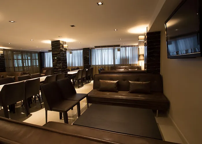 Hotel First House